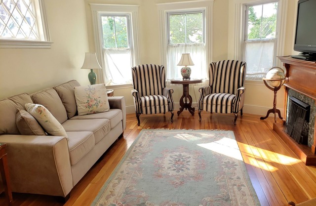 GREAT LOVELY CAMBRIDGE 3 BDRM/2 BATH VICTORIAN: 2-3 BLOCKS TO DAVIS SQ T