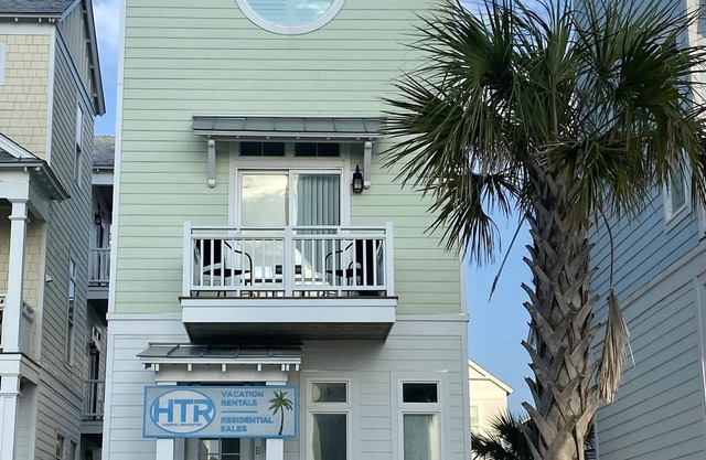 Great Ocean & Pool Views! 2 Bed 2 Bath Luxury Condo Sleeps 6