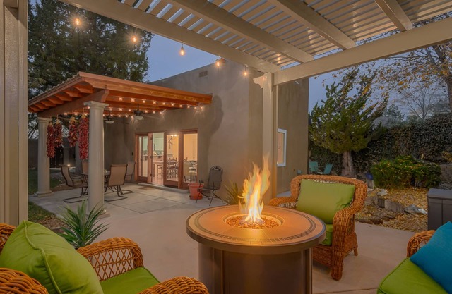 Great outdoor space- Free Loaner Bikes-Top Hiking Trails & Local Eateries