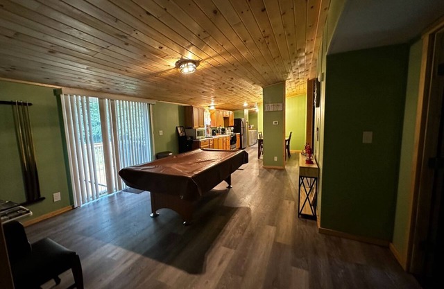 Great Sacandaga Hideaway - 2 minute drive to the lake.