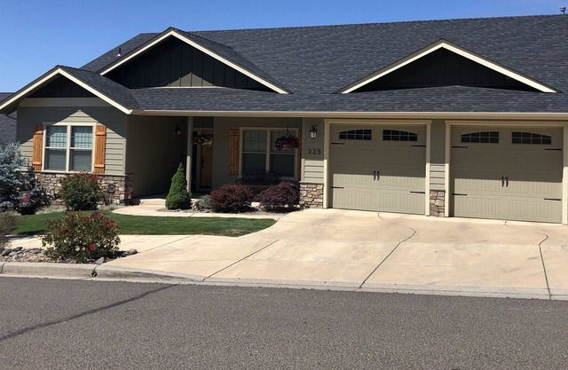 Great view’s of the Rogue Valley from the deck, pool & hot tub!