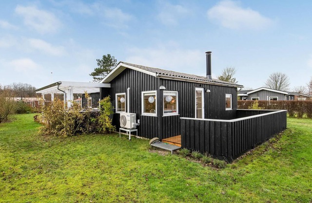 Great wooden cottage in close proximity to the water.