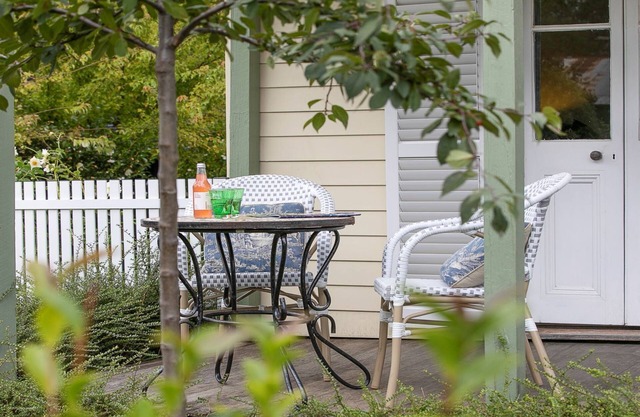 Grebe Cottage - Let yourself relax and feel at ease in this charming, well-appointed cottage.