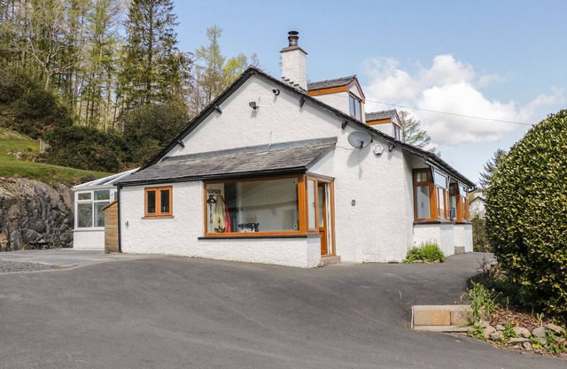 GREEN ACRE, pet friendly, with hot tub in Newby Bridge