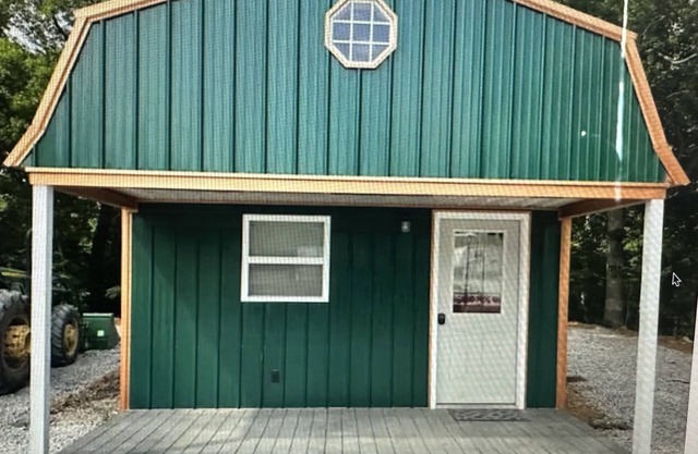 Green cabin close to University of Central Missouri and Whiteman AF Base