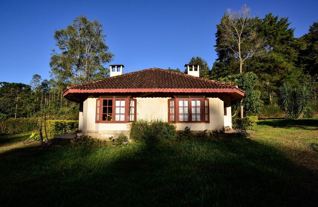 Green chalet with fireplaces, hydro, sauna on the banks of the Rio Preto in Visconde de Mauá