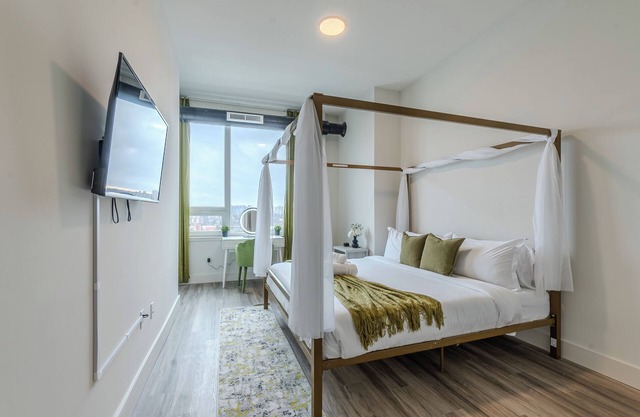 Green Getaway with Free Parking & 2 baths. 5 beds+Sleeps 8! ✨20% OFF 7 days✨