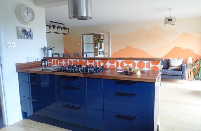 Green Rooms, Spacious House, 5 Bedrooms, 4 Bathrooms. Sleeps 11