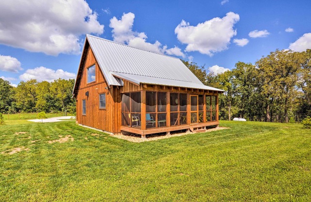 Greenfield Cabin w/Screened-In Porch & Fire Pit!