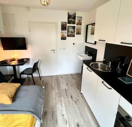 Greenroom Apartment