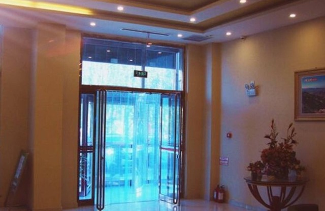 GreenTree Inn ZhangJiaKou Qiaoxi District WuYi East Street JianXing Express Hotel