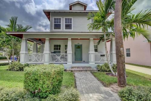 Grey Mist - Recharge in a Stylish Home Near Downtown