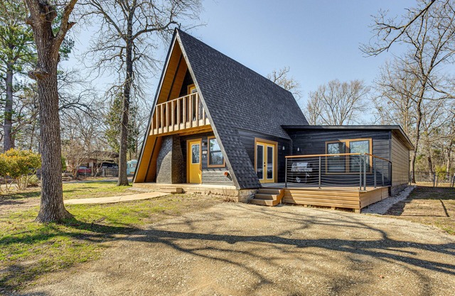 Grills & Fire Pit: Cedar Creek Reservoir Cabin!