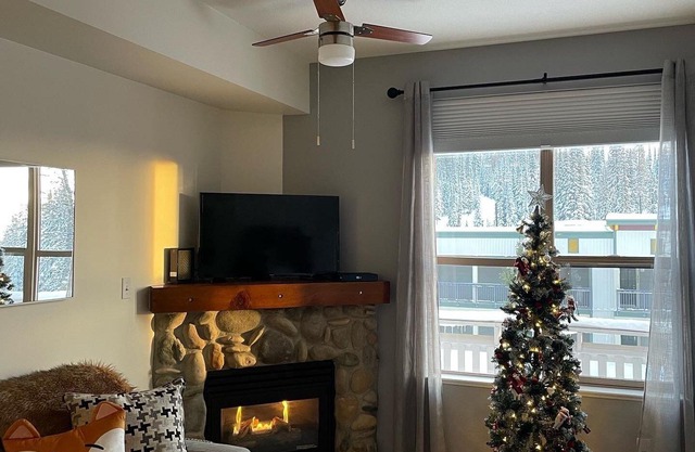 Ground Floor Creekside Condo perfect spot for your family - Pet Friendly!