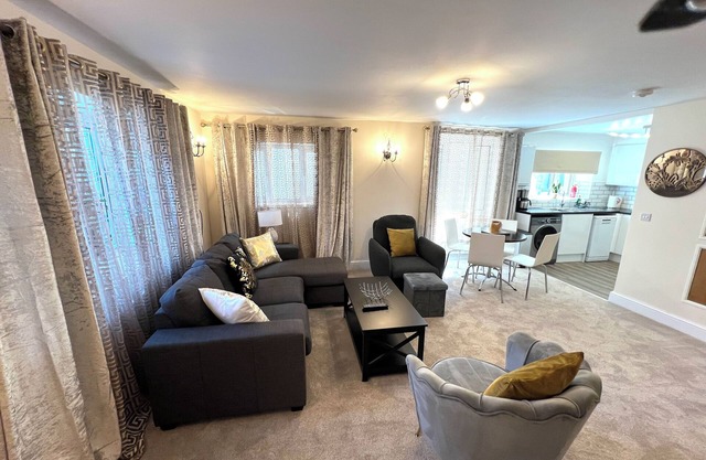 Ground Floor 2 Bedroom, Edge of Glastonbury & Street Town Centre, Onsite Parking