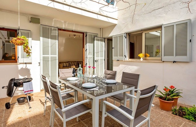Ground floor apartment near the sea for 5 guests with patio and private bbq