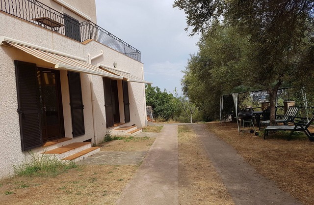 Ground floor apartment, sea view, large quiet property