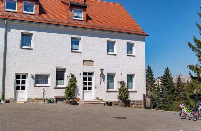 Ground floor apartment for rent on a three-sided farm near the Tharandt forest