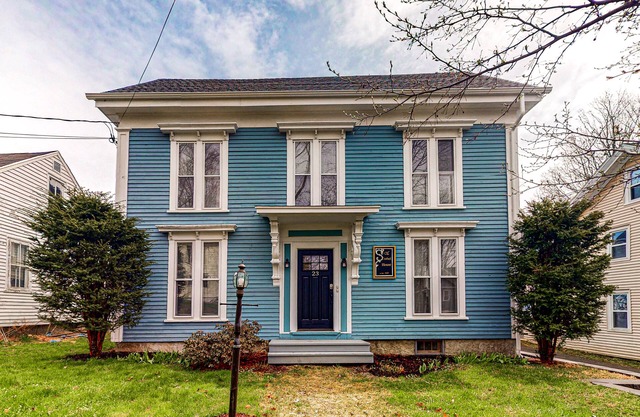 Ground-floor duplex with WiFi & W/D - walk to river and downtown