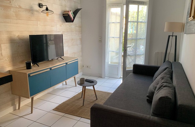 Ground floor apartment with large terrace 20 meters from the beach