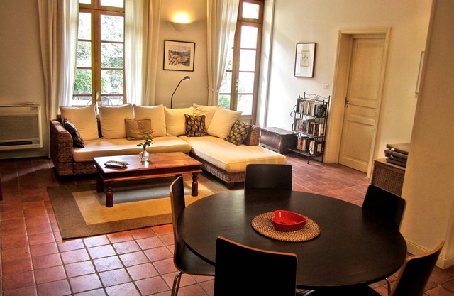 Ground floor garden apartment (+ optional studio), quiet central location