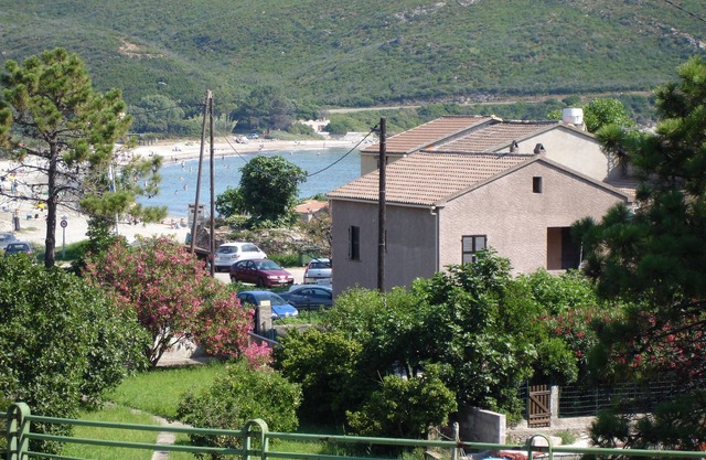Ground floor Maison Rose 50 metres from the sandy beach