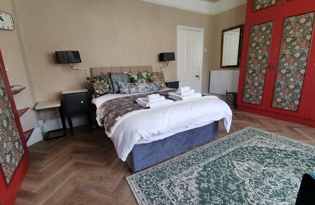 Ground floor Spacious double bed room, free parking close to seafront.
