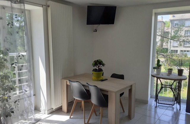 Ground floor studio for 2 to 4 people in the center of Tence
