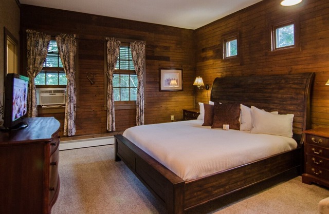 Ground-level Spacious King Bed Room Bed&Breakfast in Downtown Shelburne! BOS