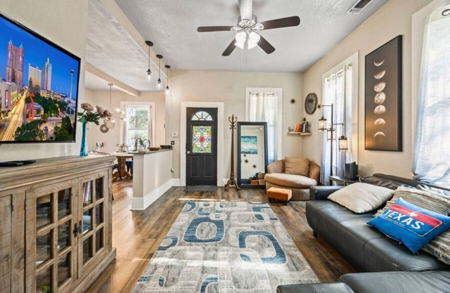 Group Getaway Backyard Theater Close to River Walk