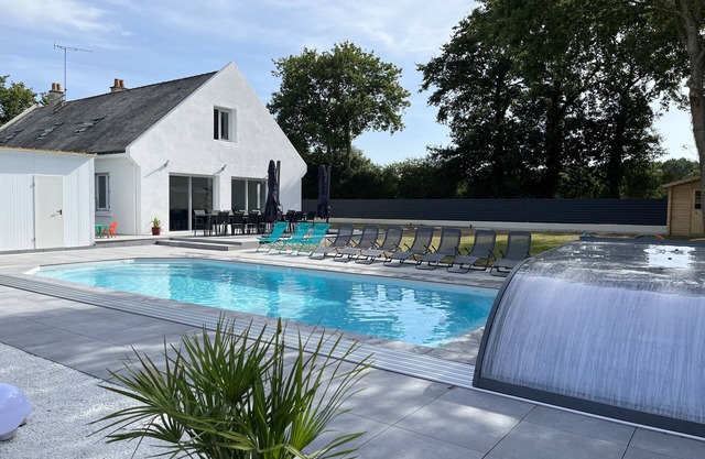 Group gîte (18/20 pers) with heated swimming pool