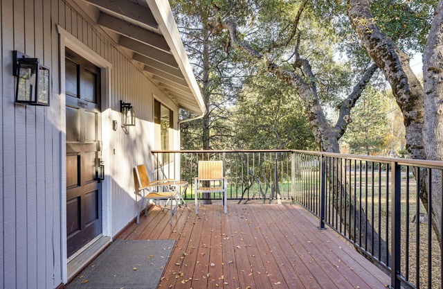 Groveland Home w/Deck: 2 Mi to Pine Mountain Lake