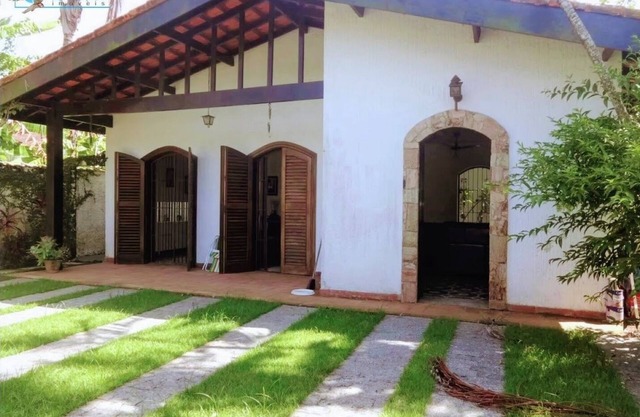 Guaruja large 5 bedroom house (2 suites) 7 min walk from the beach + pool barbecue area