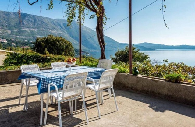 Guest House Fontana - Two Bedroom Apartment with Terrace and Sea View