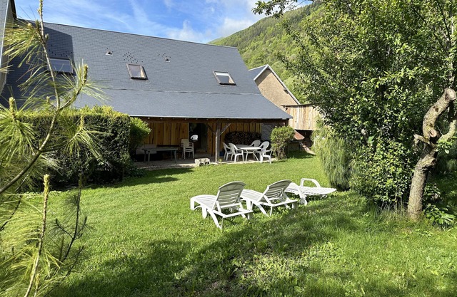 Guest House 'Chambre 4' with Shared Terrace, Private Garden and Wi-Fi