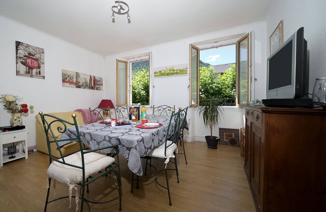 Guest House 'Jolie Chambre Au Calme À Auzat' with Mountain View