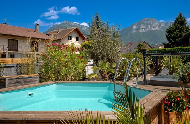 Guest House 'La Suite Des Sommets' with Shared Pool, Shared Terrace and Air Conditioning