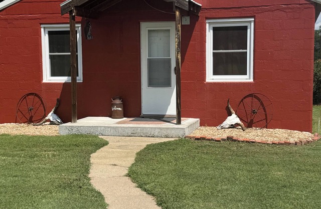 Guest house lodge is located at the edge of the Broken B Bar Ranch.