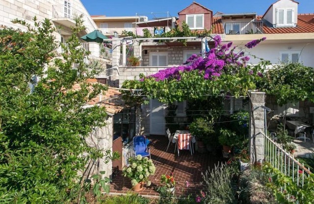 Guest House Misita - One Bedroom Apartment with Balcony and Sea View
