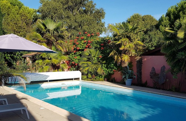 Guest house near downtown La Rochelle with heated pool