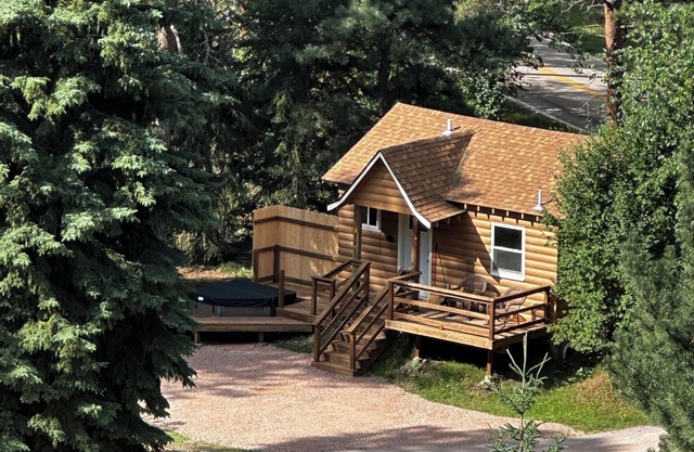 Guest House Studio Cabin w/Hot Tub and Beautiful Views.