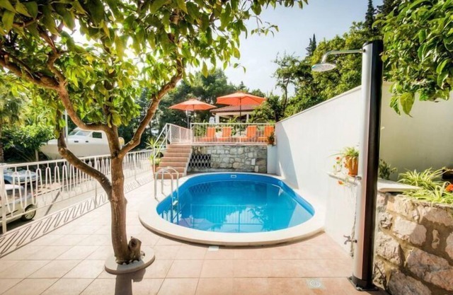 Guest House Villa Nina- Comfort Triple Room with Balcony and Sea View (S1 - crvena)
