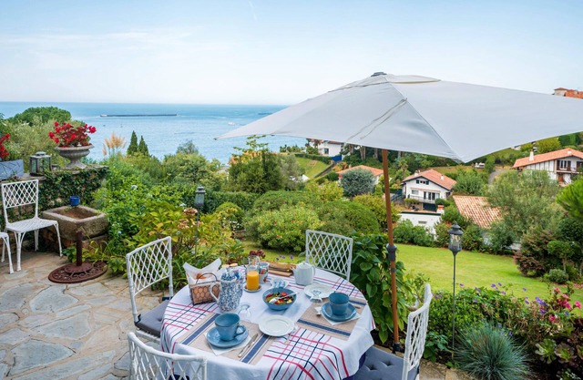 Guest Room 'L'annexe - Room' with Sea View, Balcony and Wi-Fi