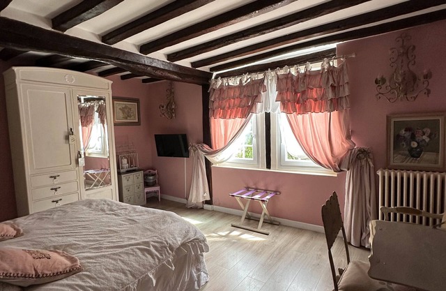 Guest Room 'Marquise De Pompadour' with Pool, Breakfast, Shared Garden, and Wi-Fi