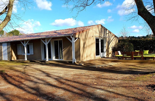 Guesthouse in wooded grounds