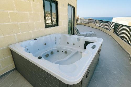 GuestHost - Penthouse with Jacuzzi in Gozo Island!