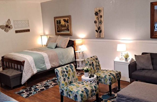 Guesthouse/apartment 5 minutes from Hospital, convenient center, and freeway