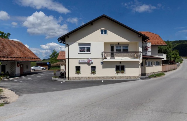 Guesthouse & Apartments PRI STANI