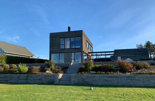 Guestly Homes - 4BR Serene Villa with Garden
