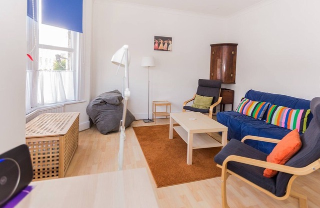 GuestReady - Vibrant w Garden View in Walthamstow